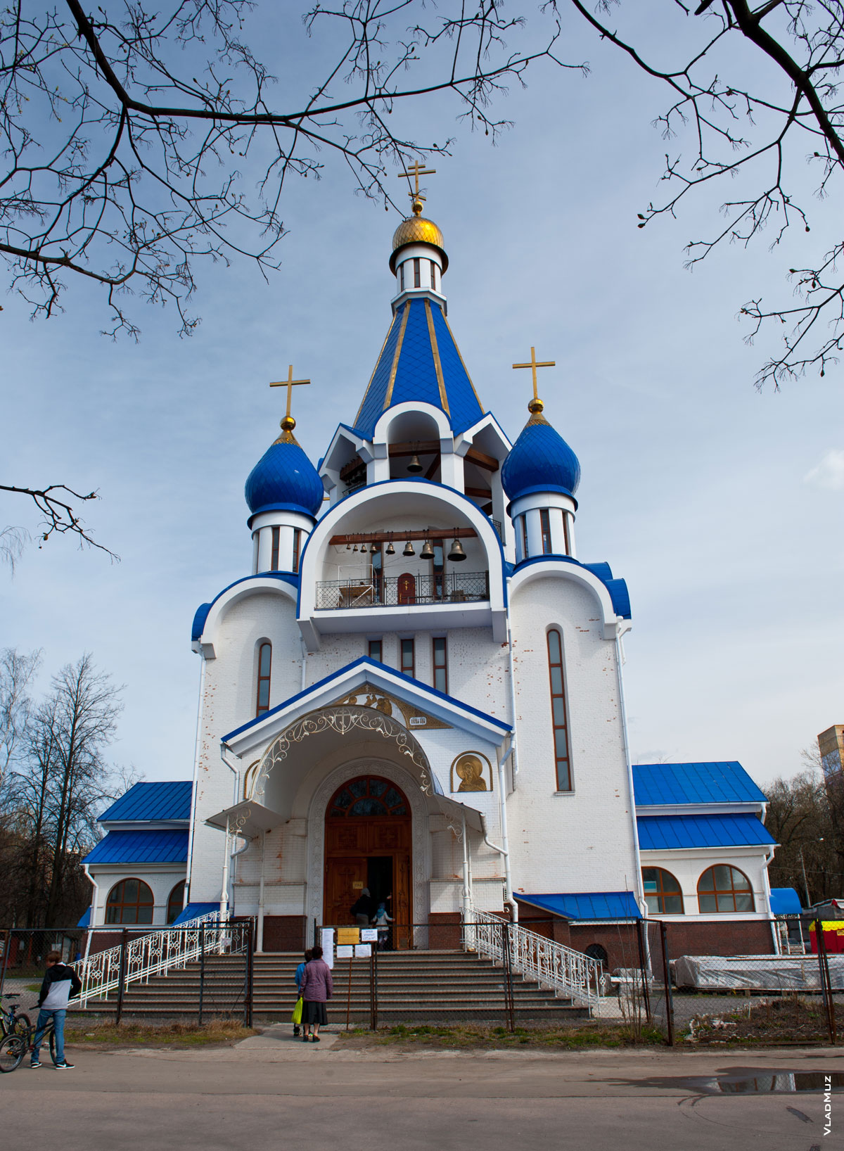 HD-фото храма Рождества Пресвятой Богородицы в Королёве со входа в церковь