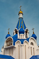 HD-фото синих куполов Богородицерождественского храма в Костино (г. Королёв) в HD качестве 2720 на 4085 пикселей