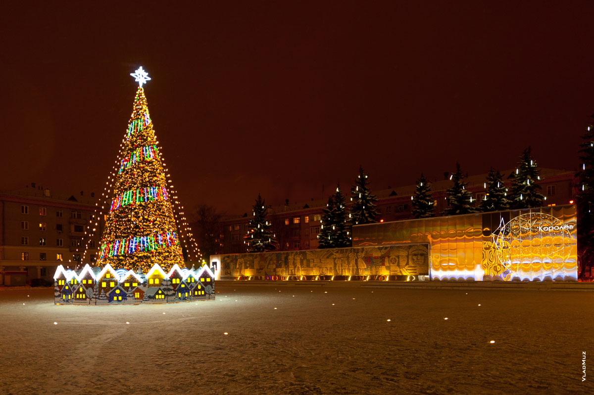 Фото новогодней ёлки на площади ЦДК Калинина в Королёве