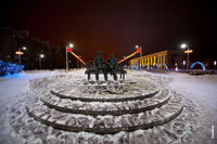 Фото памятника С. П. Королеву и Ю. А. Гагарину на площади перед ДК Калинина в Королёве