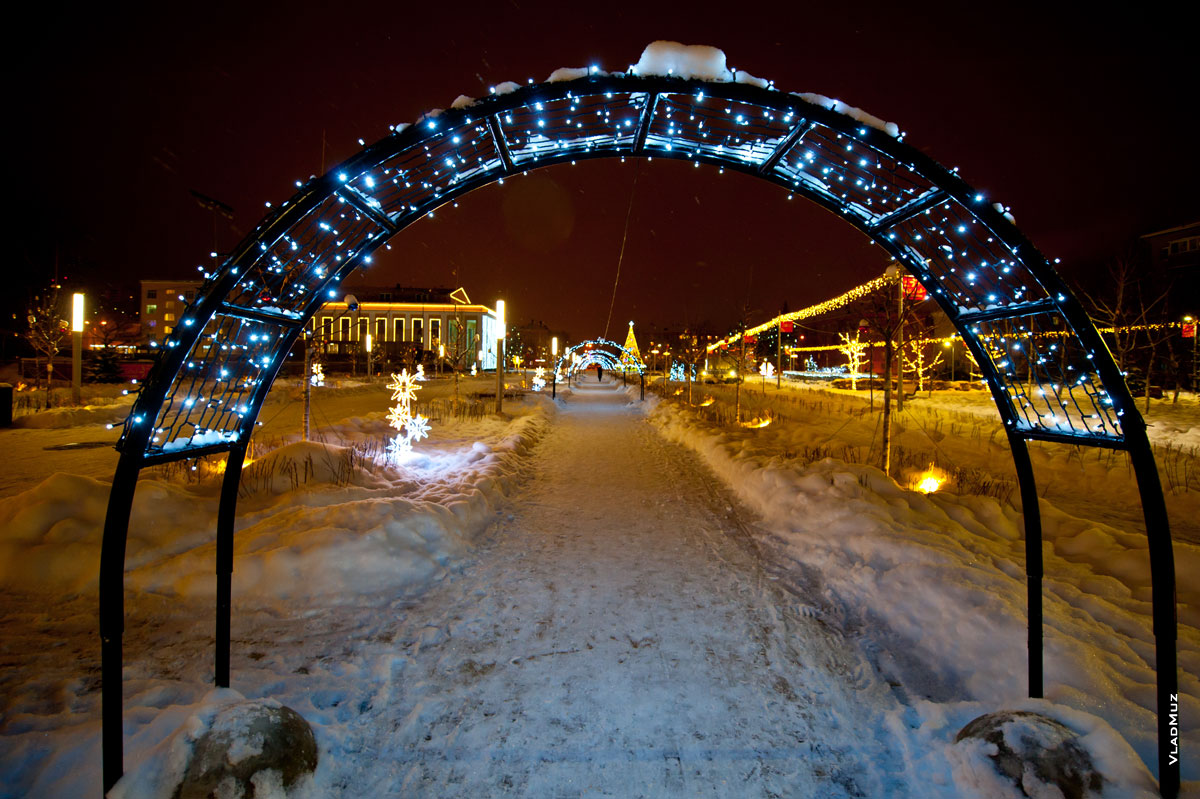 Фото новогодней иллюминации в сквере Покорителей космоса у ДК Калинина в городе Королёве