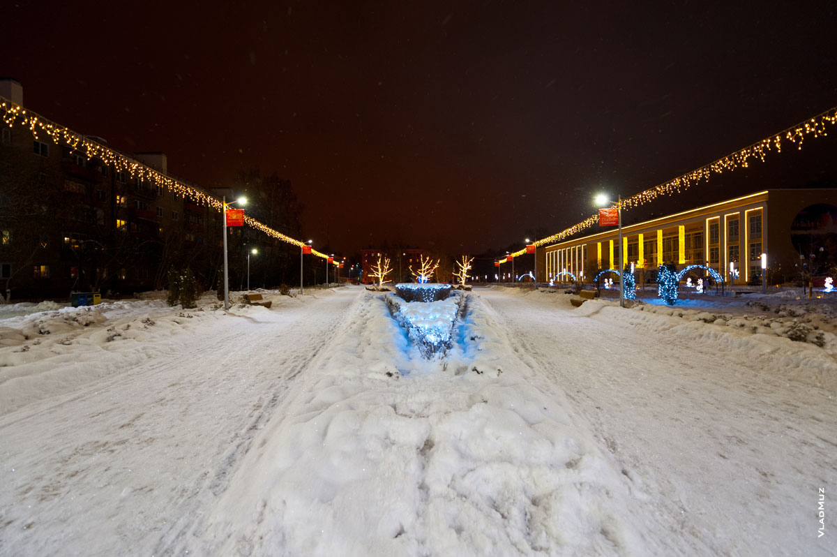 Город Королёв: фото новогодней иллюминации в сквере Покорителей космоса