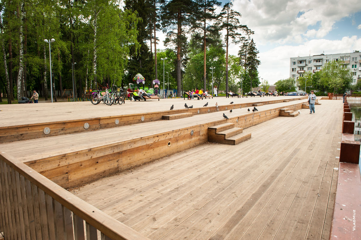 Фото деревянных помостов перед озером в мкрн. Юбилейном г. Королёва Московской области