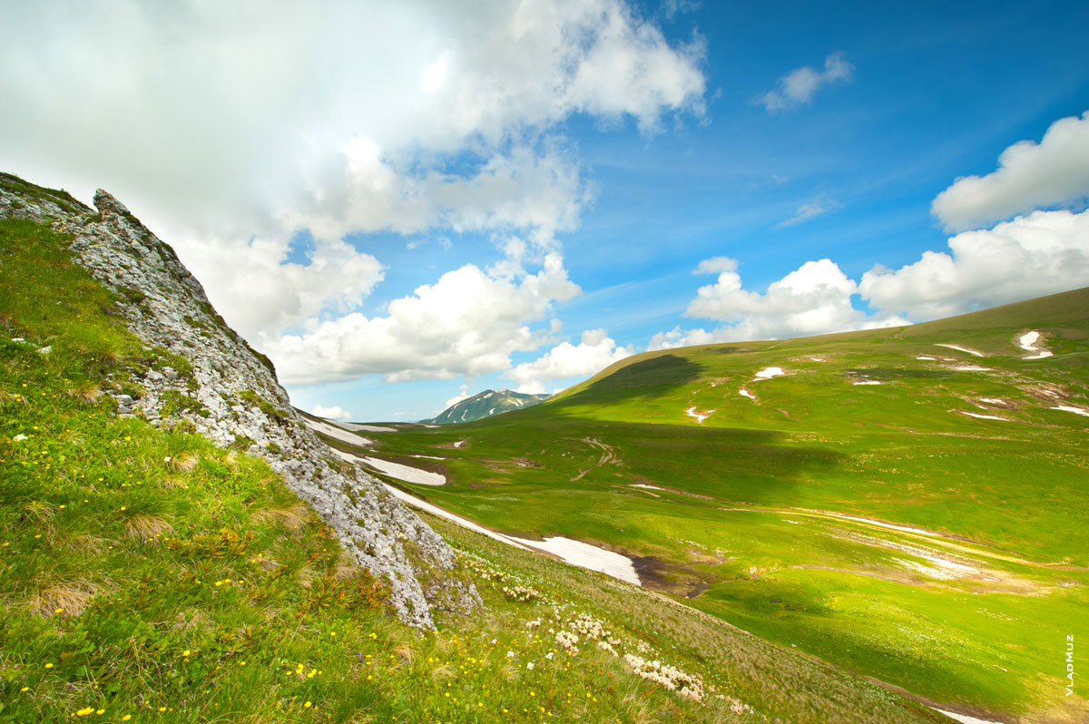 Горный фото пейзаж Лагонаки днем: горные склоны, облака и синее небо