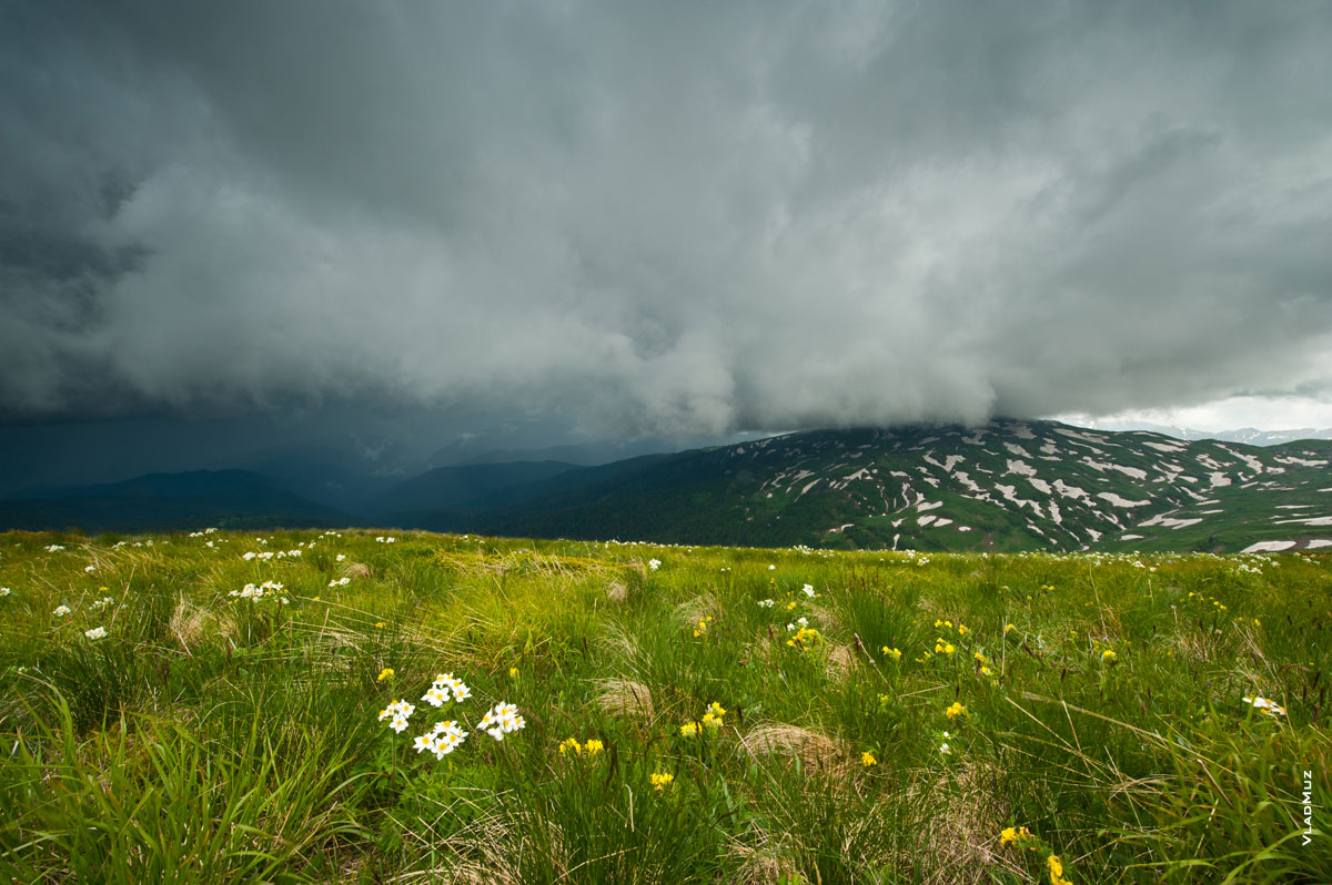 Грозовой горный фото пейзаж. Над горой Гузерипль нависают темные, плотные грозовые тучи