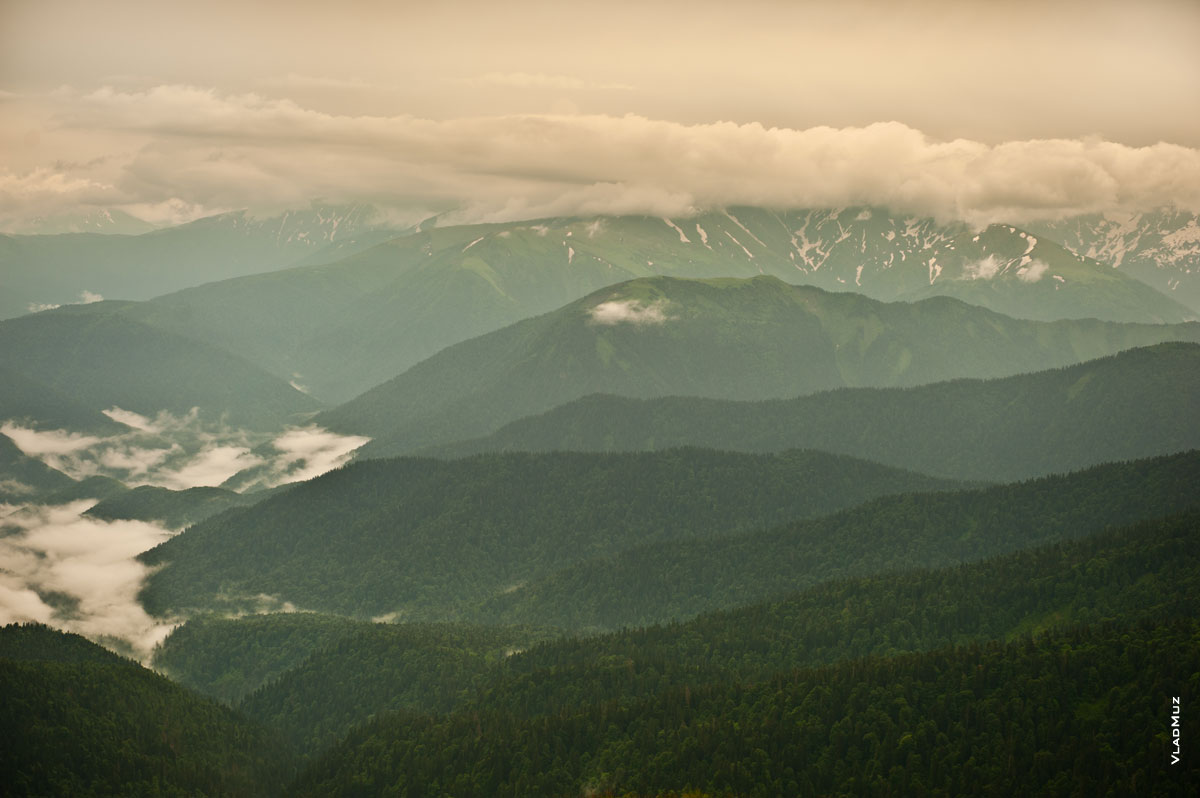 Горный фото пейзаж на Западном Кавказе, вид с Лаго-Наки на воздушные перспективы горных лесов