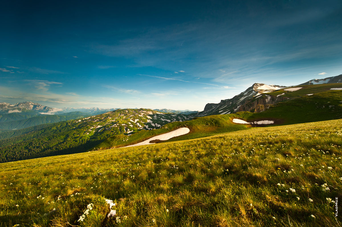 Утреннее фото пятнистой горы Гузерипль (слева) и двух горных вершин Оштен (справа)