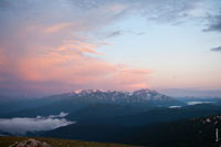 Фото высоких гор Кавказа в красных лучах закатного солнца