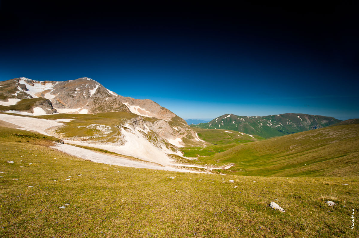 Горный фото пейзаж: слева — гора Оштен на фоне темно-синего неба