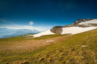 Здесь одна из вершин горы Оштен на фото справа, вверху синее небо