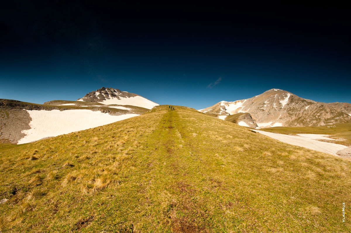 Горный фото пейзаж: прямая дорога к горе Оштен, впереди по краям видно две ее горные вершины