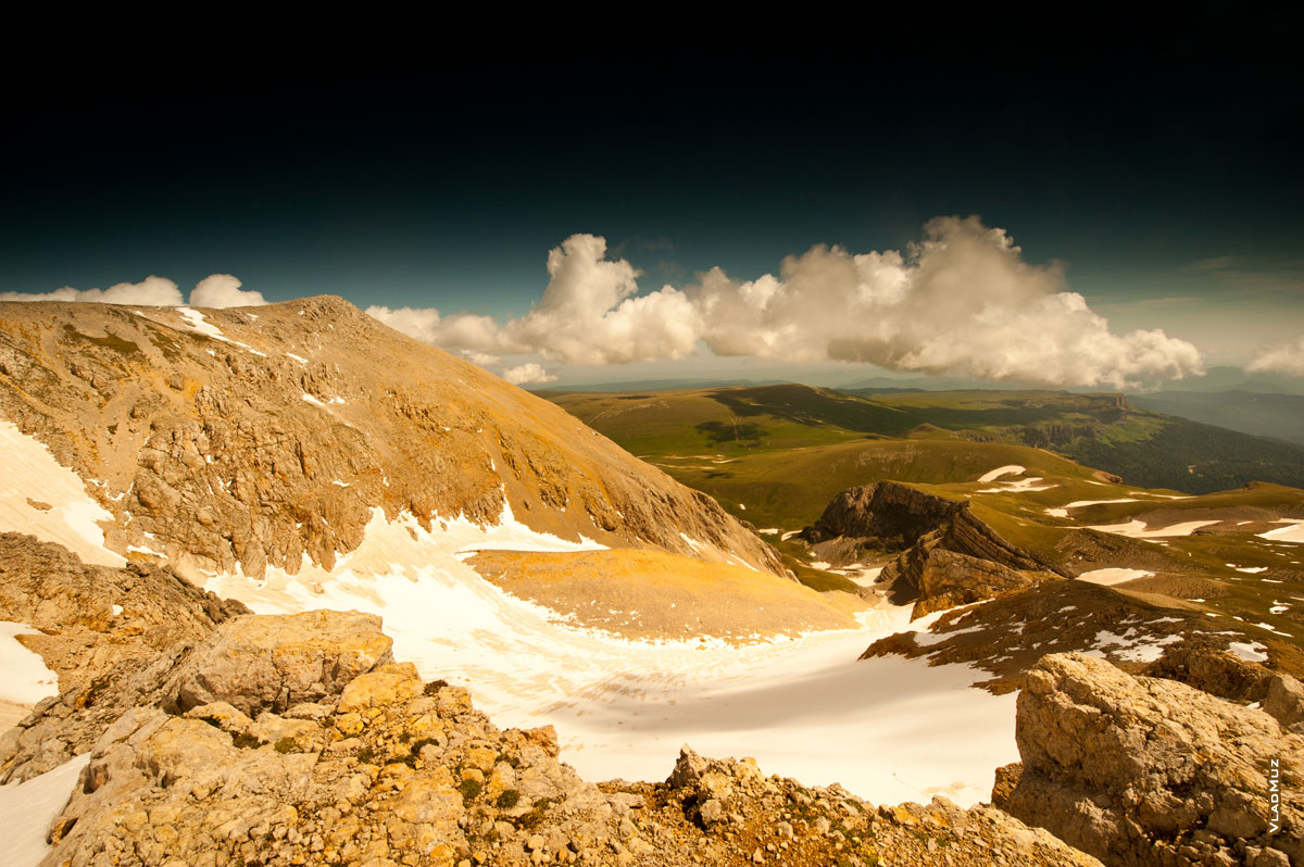 Фото cнежной чаши внизу, слева по гребню - главная вершина горы Оштен