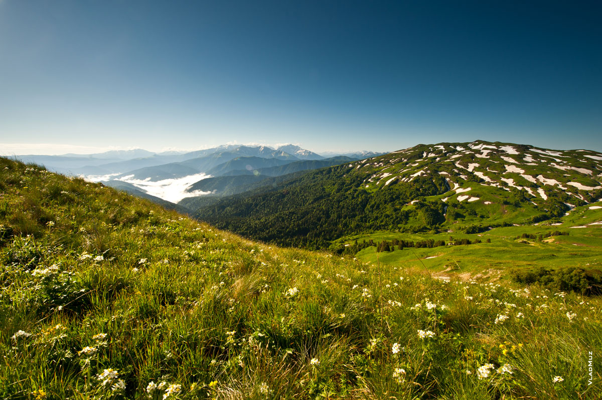 Красивый Фото пейзаж: с этого маршрута к горе Оштен всегда видно гору Гузерипль (полноразмерное фото в HD качестве с разрешением 2830 на 4260 пикселей можно открыть в новом окне)
