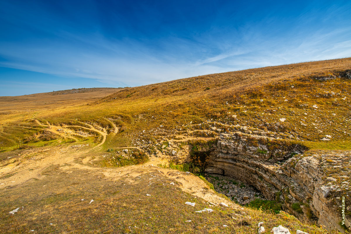 Лаго-Наки осенью, фото карстовой воронки