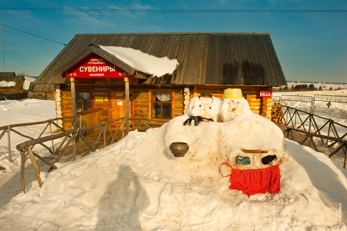 Рядом со входом в «Лудорвай» стоит изба с сувенирной лавкой и кассой. Зимой здесь стоят наряженные снеговики со снежными бабами
