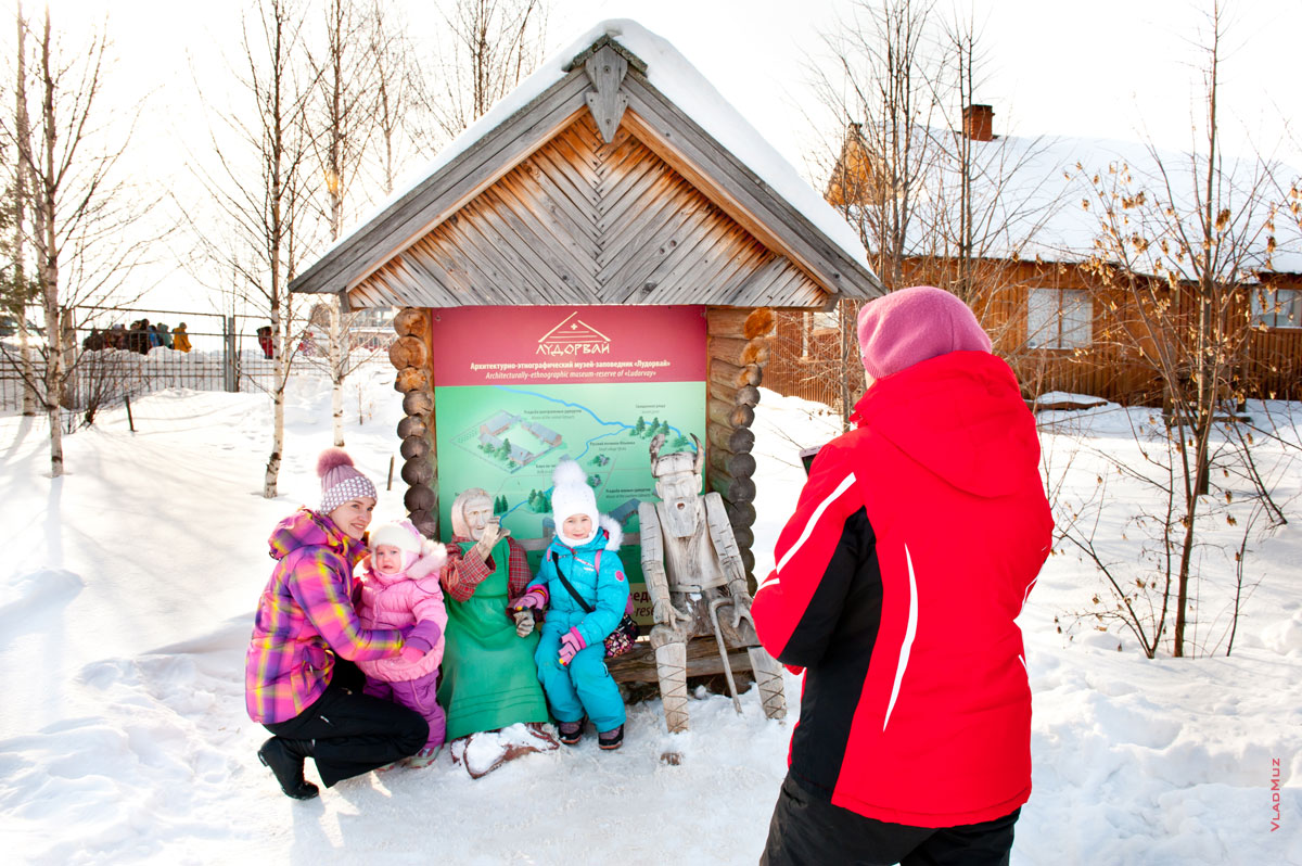Фото детей с мамами рядом с деревянными скульптурами деда с бабкой в «Лудорвае»