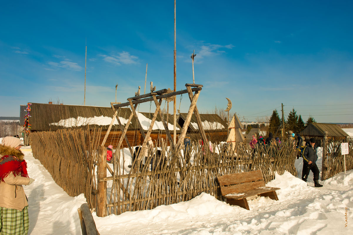 За деревянной изгородью в «Лудорвае» располагается деревянная детская площадка