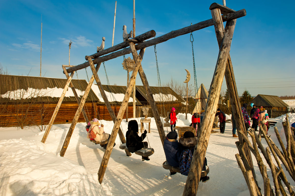 Фото деревянных качелей и фигур животных в «Лудорвае» на детской площадке