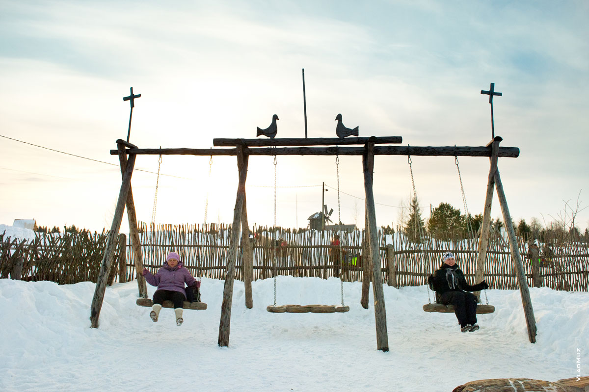 Фото взрослых на деревянных качелях в «Лудорвае»