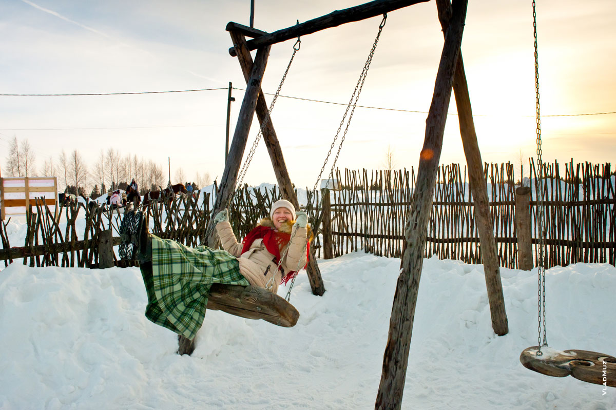 Фото девушки на деревянных качелях в «Лудорвае»