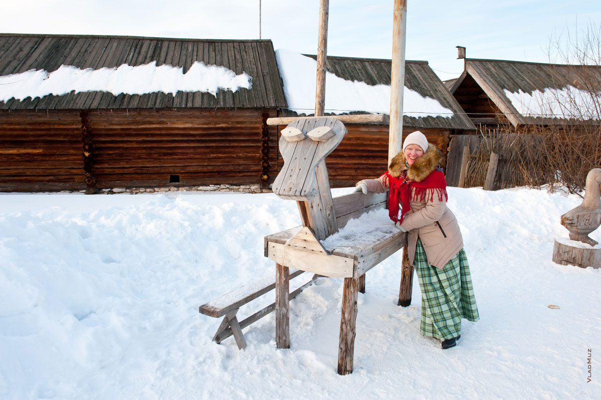 Фото девушки рядом с деревянной лошадью на детской игровой площадке в «Лудорвае»