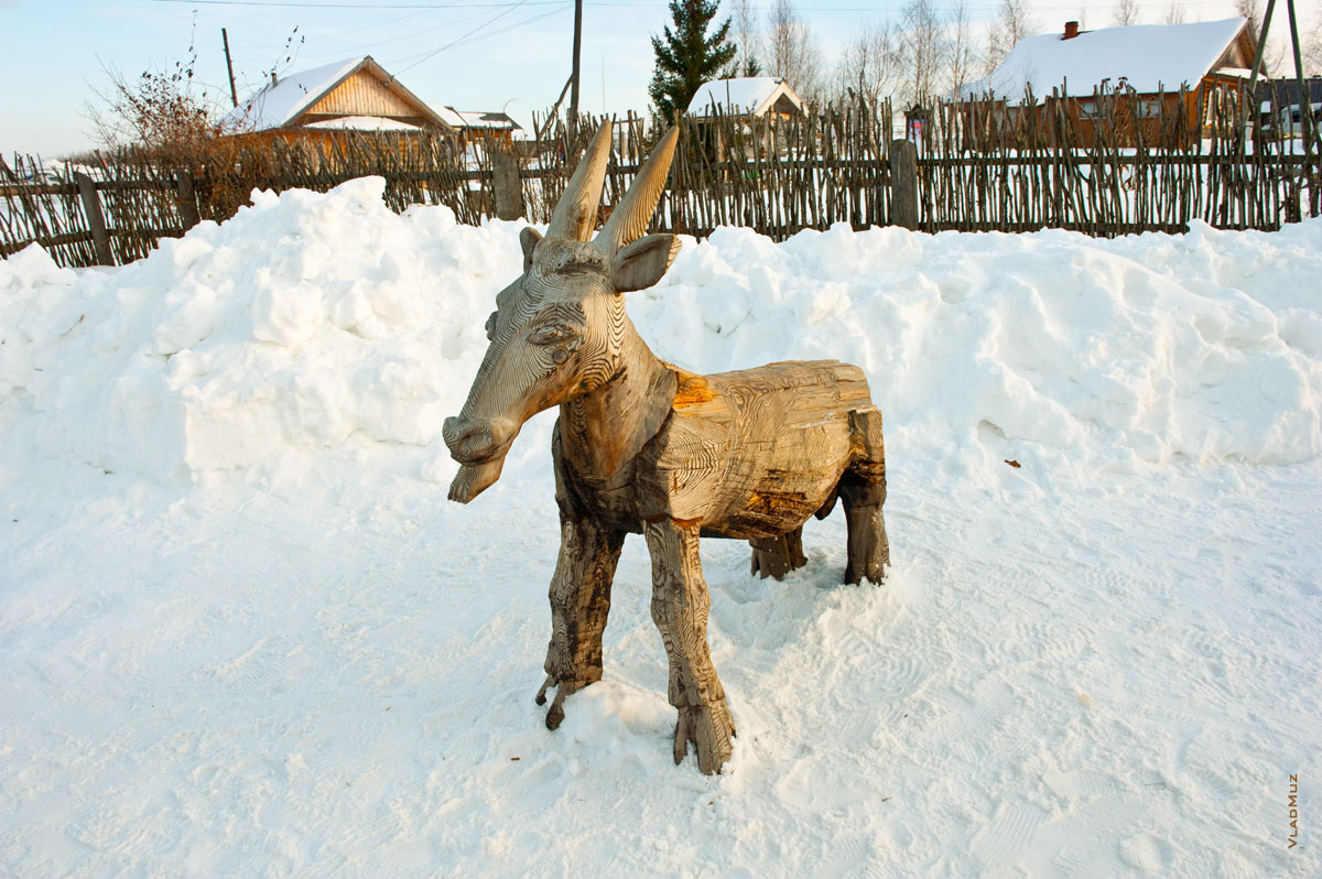 Фото деревянного барана на детской игровой площадке в «Лудорвае»