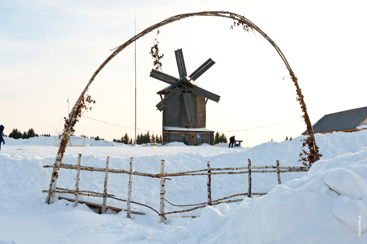 Фото ветряной мельницы в музее-заповеднике «Лудорвай» издалека
