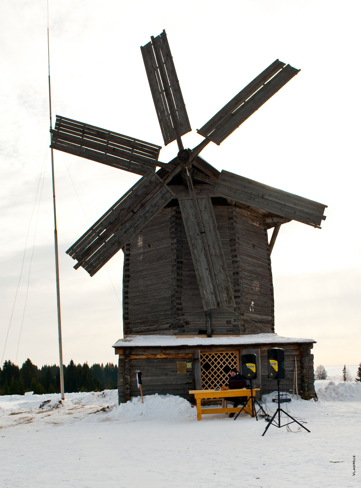 Фото деревянной ветряной мельницы в музее-заповеднике «Лудорвай»
