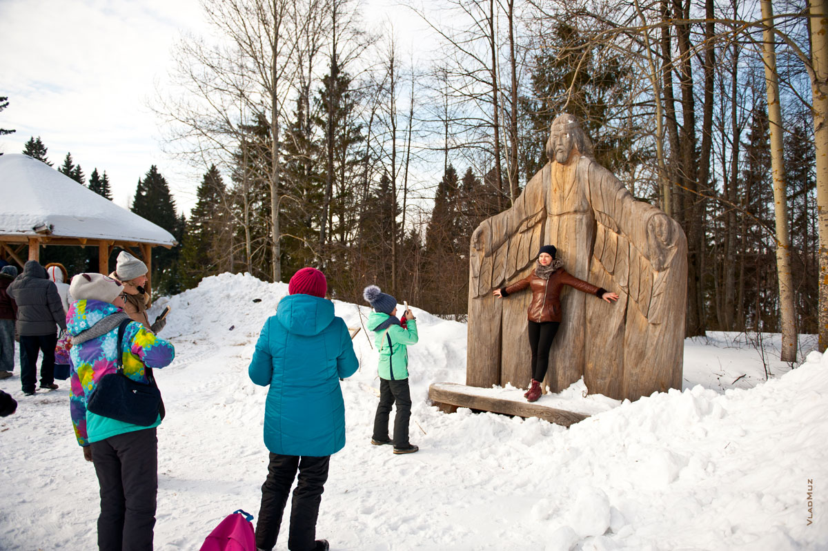 Фото туристов с деревянной скульптурой «Дух Леса» в «Лудорвае»