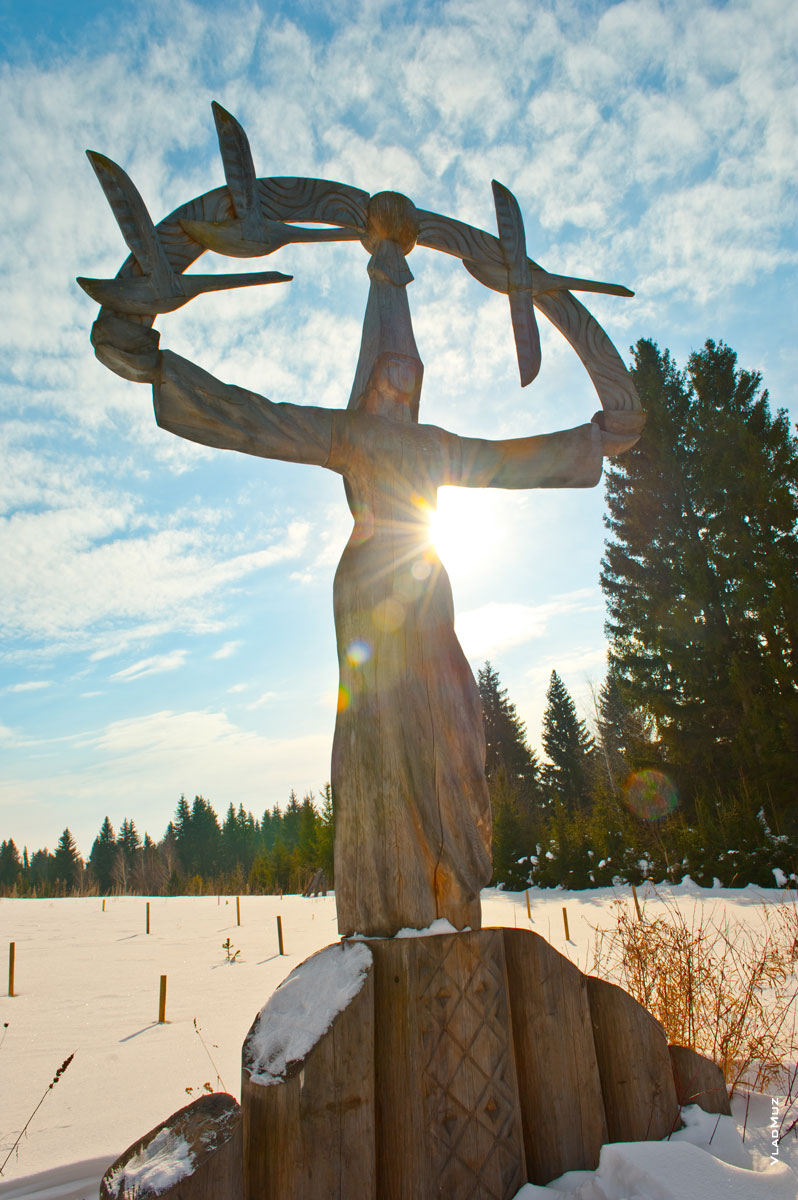 Фото деревянной скульптурной композиции «Мать неба» в музее-заповеднике «Лудорвай»