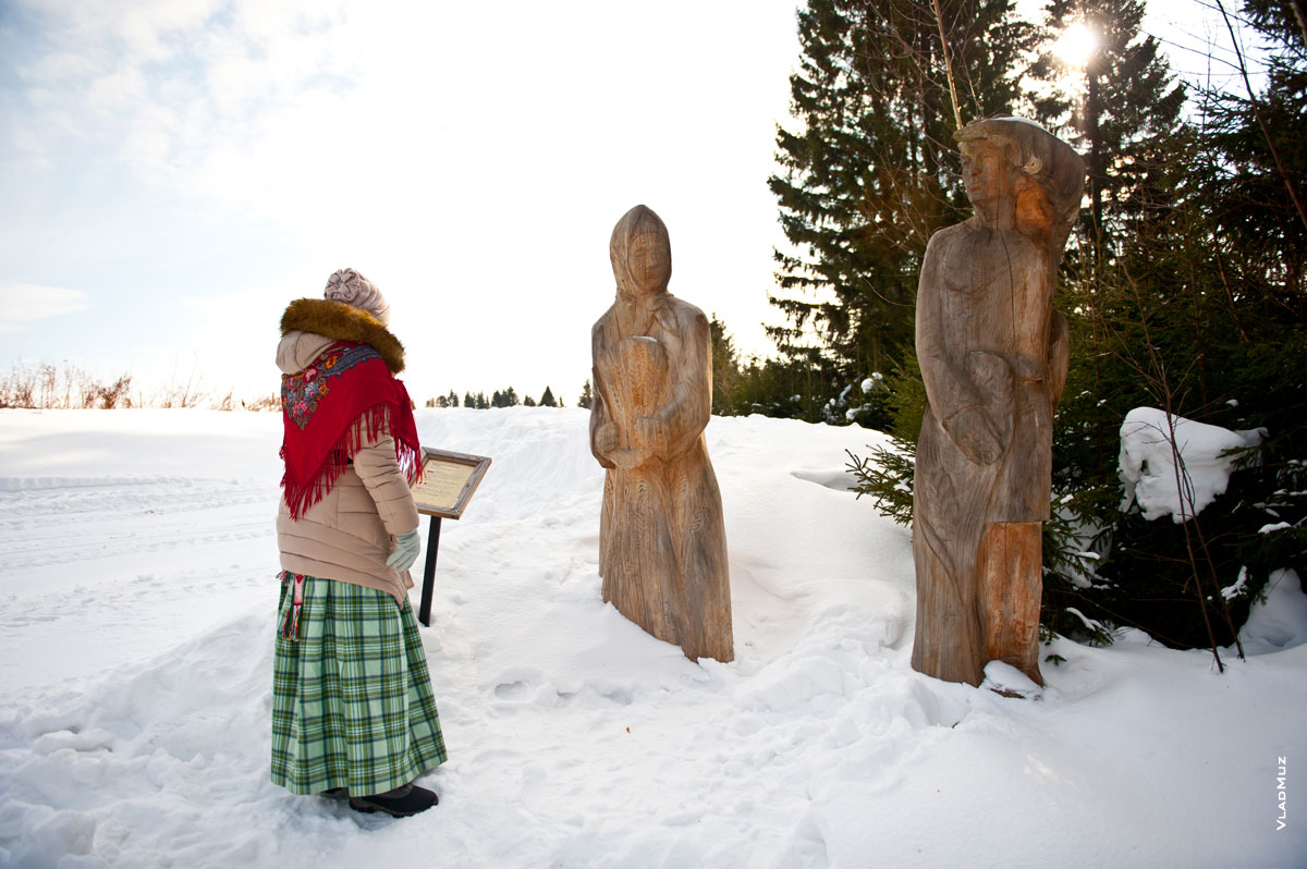 Фото деревянной скульптурной композиции «Жнецы» в музее-заповеднике «Лудорвай»