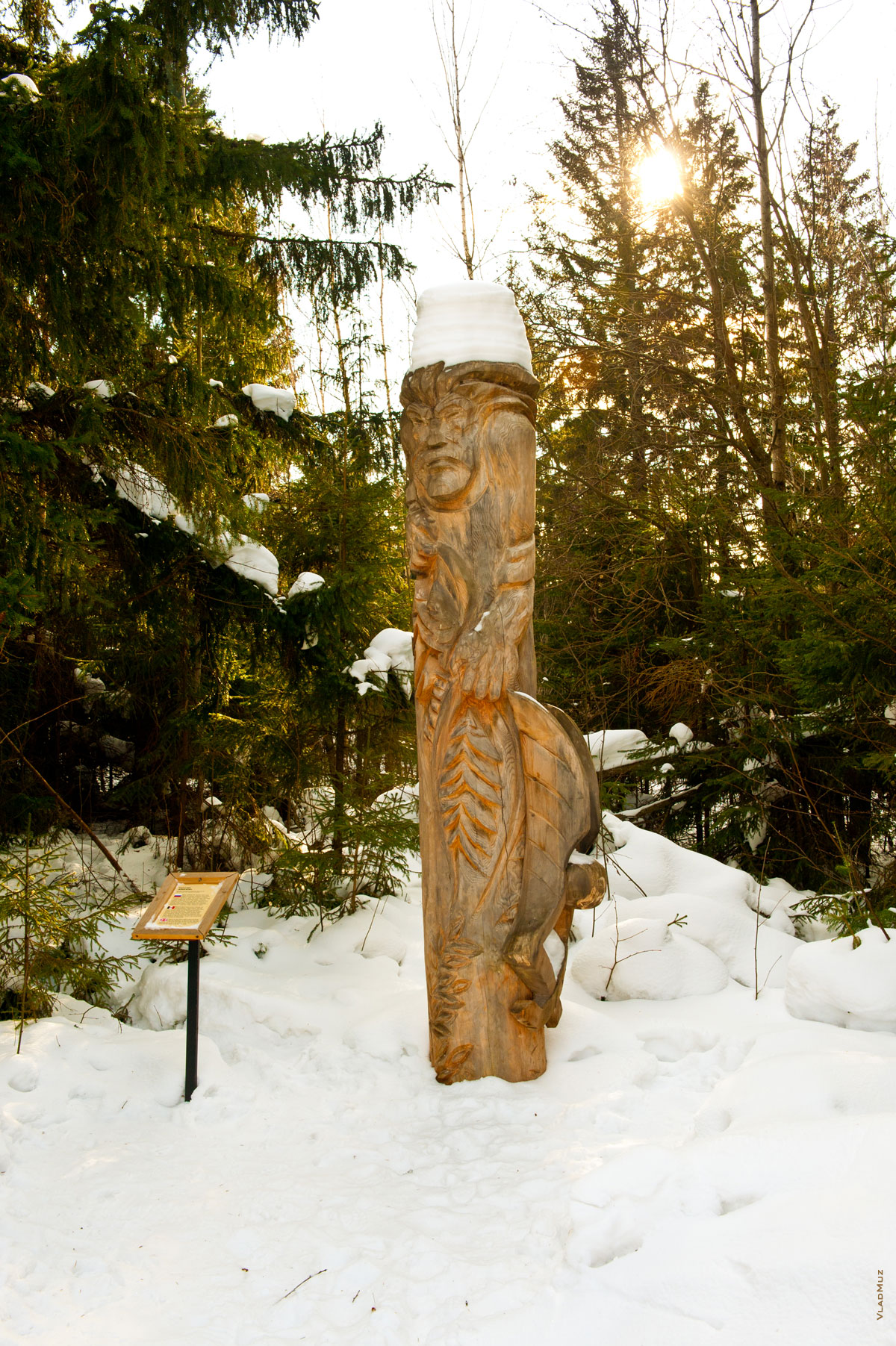 Фото деревянной скульптуры «Алангасар» в музее-заповеднике «Лудорвай»