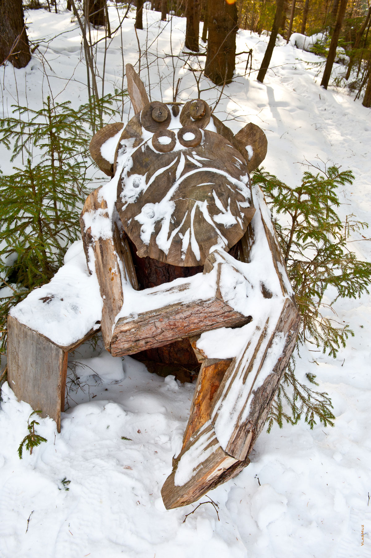 Фото деревянной скульптуры «Задумчивый бес» в музее-заповеднике «Лудорвай»