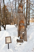 Фото деревянной скульптуры «Семья»