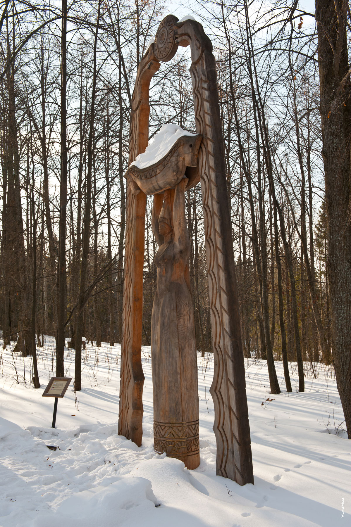 Фото деревянной скульптуры «Семья» в музее-заповеднике «Лудорвай»