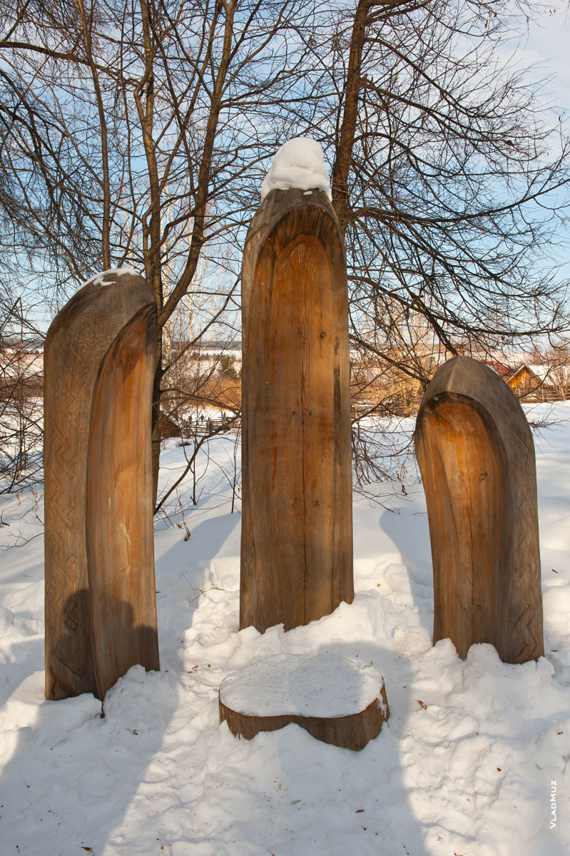 Фото деревянной скульптурной композиции «Инвожо» в музее-заповеднике «Лудорвай»