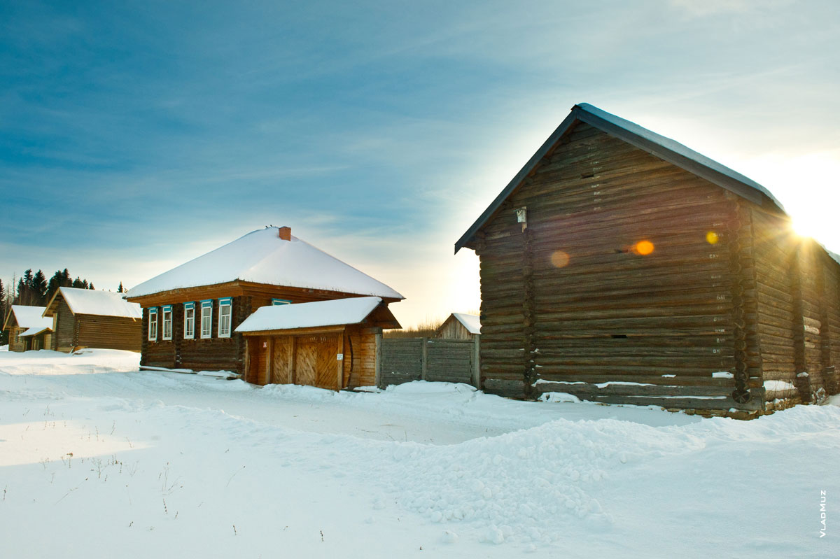 Зимний солнечный фотопейзаж с усадьбой центральных удмуртов в музее-заповеднике «Лудорвай»