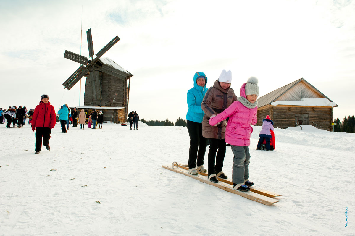 Фото лыжной гонки, женской эстафеты на Масленицу в «Лудорвае»