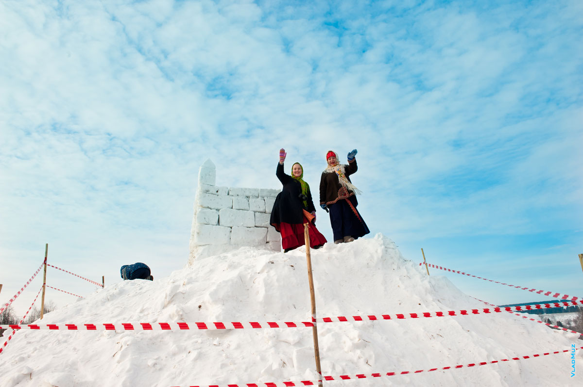 Фото ведущих празднования Масленицы на вершине снежной крепости в «Лудорвае»