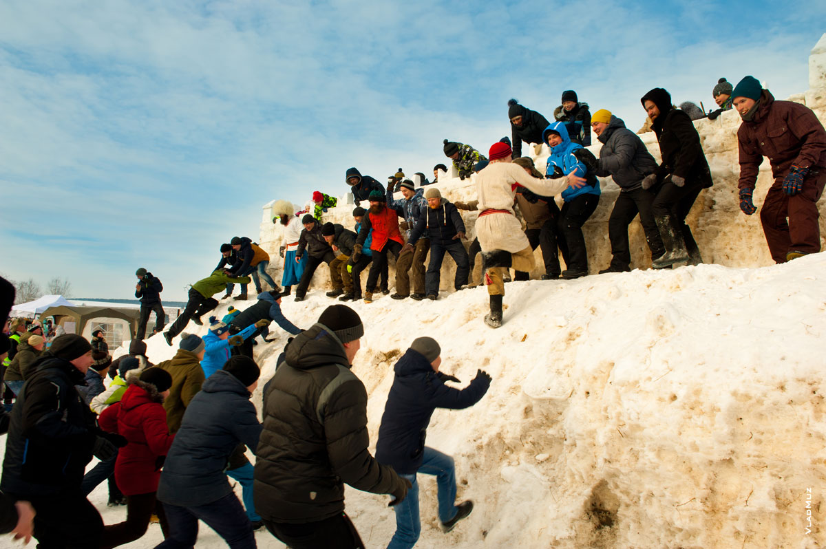 Началось наступление на снежную крепость в «Лудорвае»