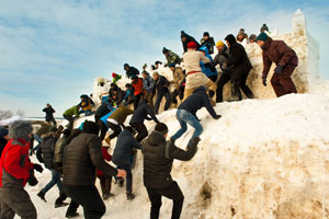 Взятие снежной крепости в «Лудорвае» на Масленицу, фотографии