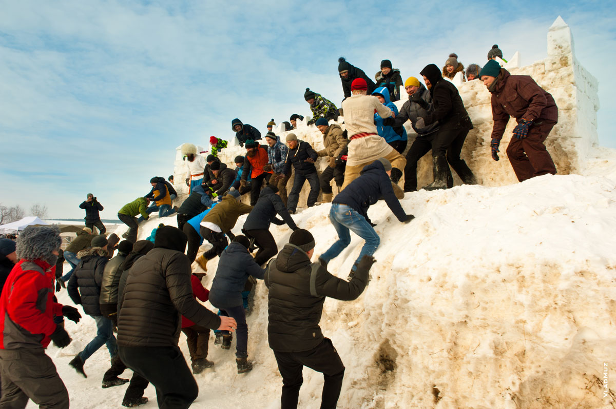 Атакующие взбираются на снежный холм, где стоит снежная крепость «Лудорвая»
