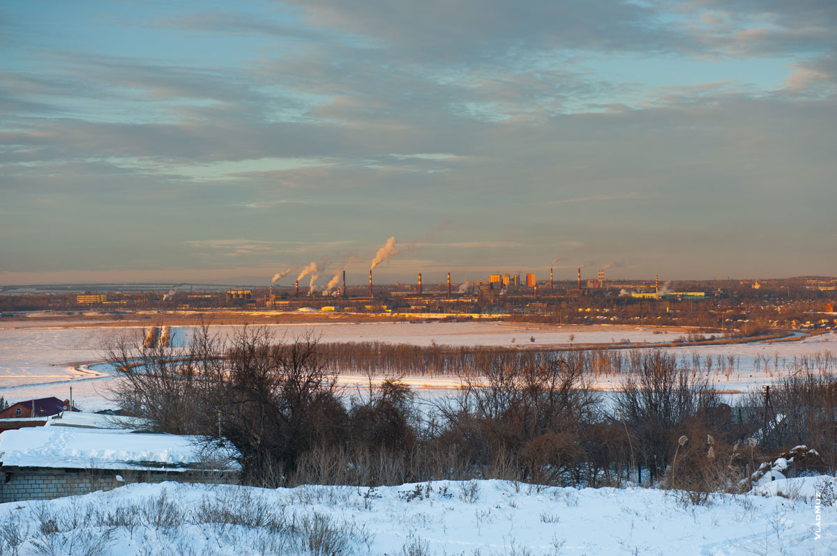 Красота-то какая! Это если посмотреть на заводы Новочеркасска зимой и в теплых лучах заходящего солнца