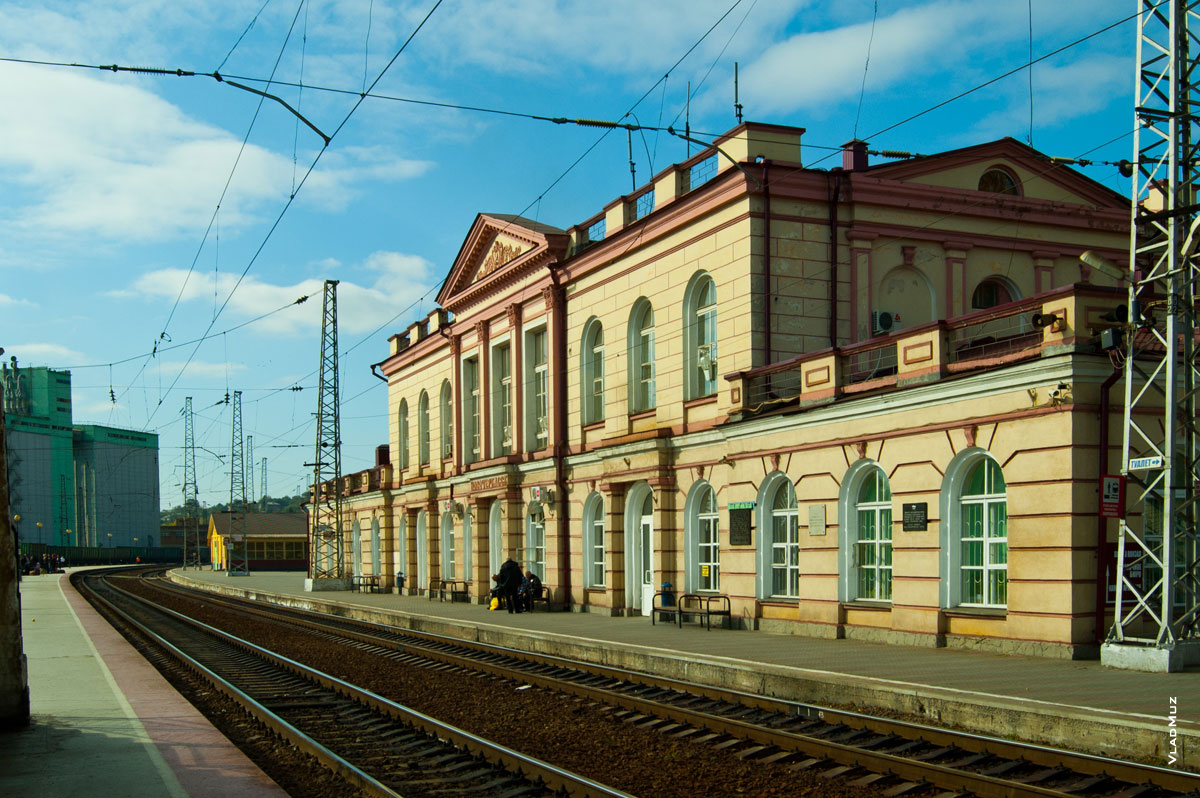 Фото здания железнодорожного вокзала в Новочеркасске