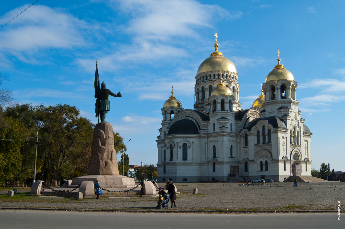 Фото памятника Ермаку в Новочеркасске и Вознесенского Войскового Кафедрального собора