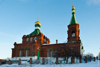 Фото храма святых Константина и Елены в Новочеркасске с другой стороны в лучах заходящего солнца