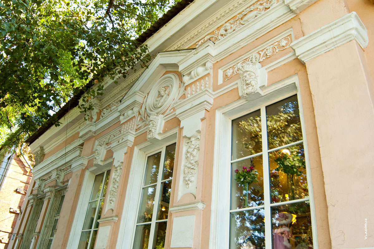 Фото архитектурных деталей старинного дома в Новочеркасске крупным планом