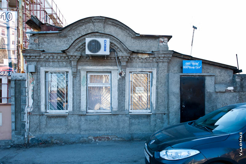 Фото старинного дома в Новочеркасске с кондиционером «во лбу»: традиции и современность, единство прошлого и настоящего