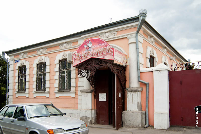 Фото красивого дома в Новочеркасске с колонами: дорогая отделка, шикарный кованый козырек, дешевая наружная реклама