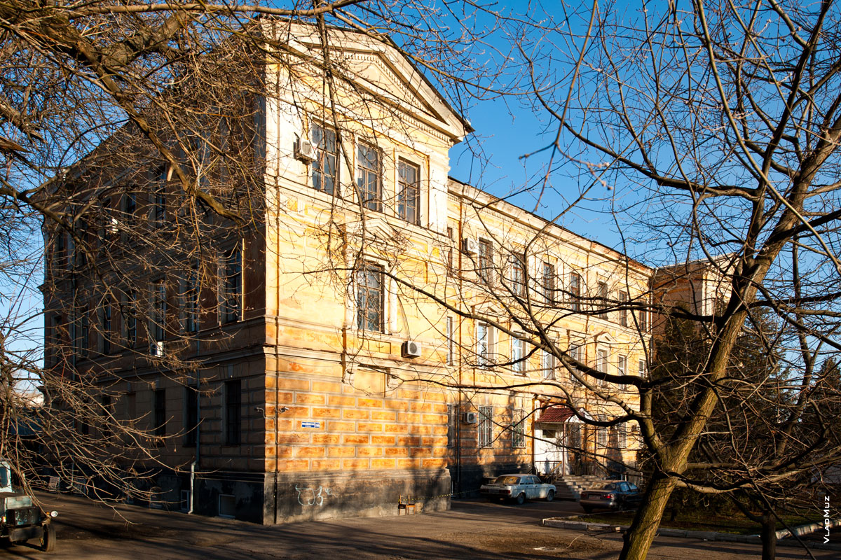 Фото 3-х этажного каменного здания Машиностроительного колледжа на Михайловской улице в Новочеркасске